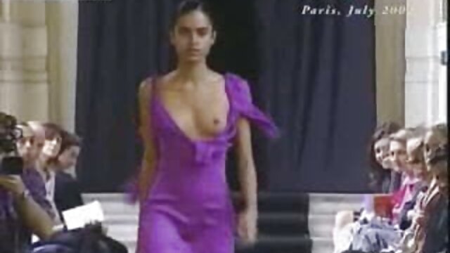 - جوراب ساق بلند سکس با جوراب زنانه crotchless او را دیک سخت